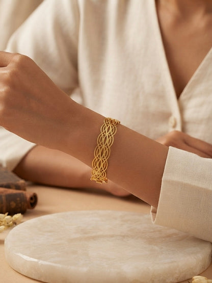 Elegant anti-tarnish patterned hinge bracelet.