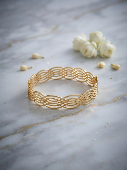 Elegant anti-tarnish patterned hinge bracelet.