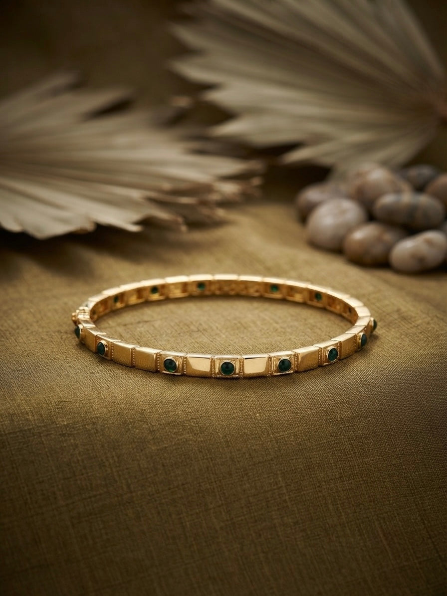 Anti-tarnish  emerald stone bracelet.