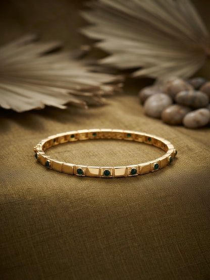 Anti-tarnish  emerald stone bracelet.
