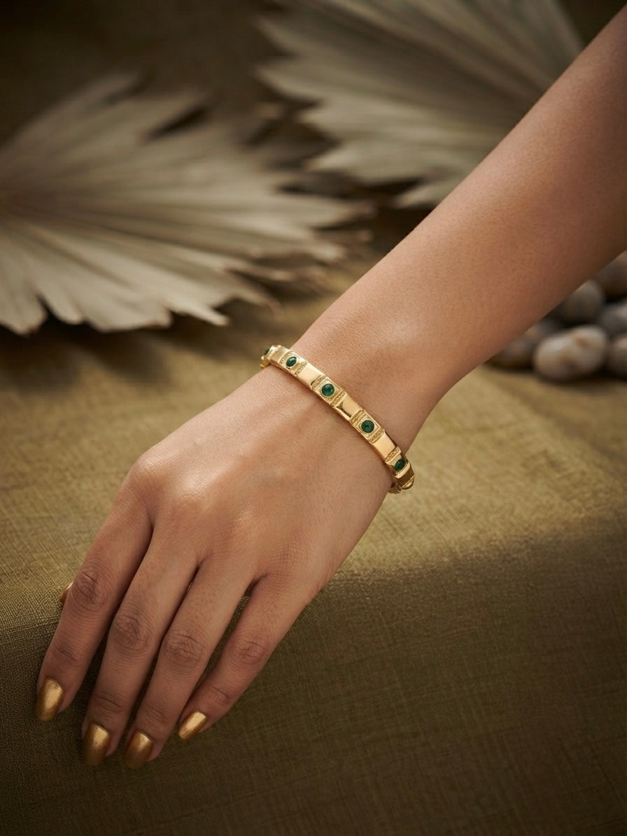 Anti-tarnish  emerald stone bracelet.