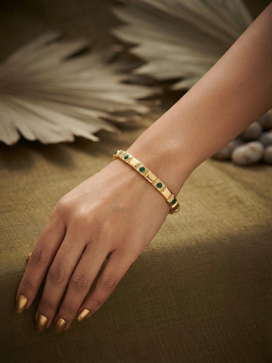 Anti-tarnish  emerald stone bracelet.
