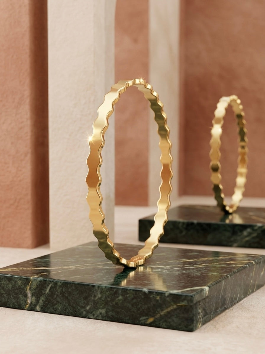 Modern wavy silhouette gold bracelet.