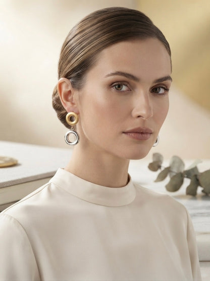 Chic two-tone anti-tarnish hoop earrings.