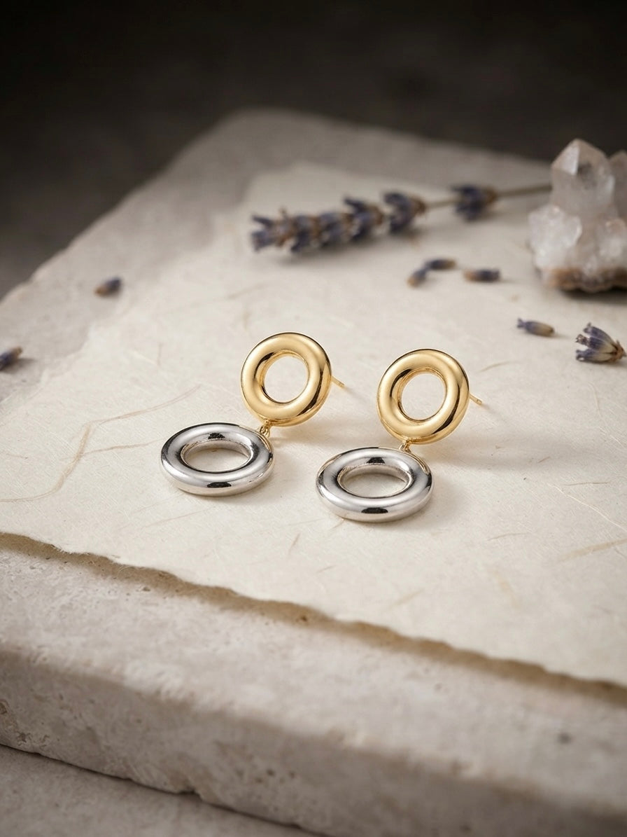 Chic two-tone anti-tarnish hoop earrings.