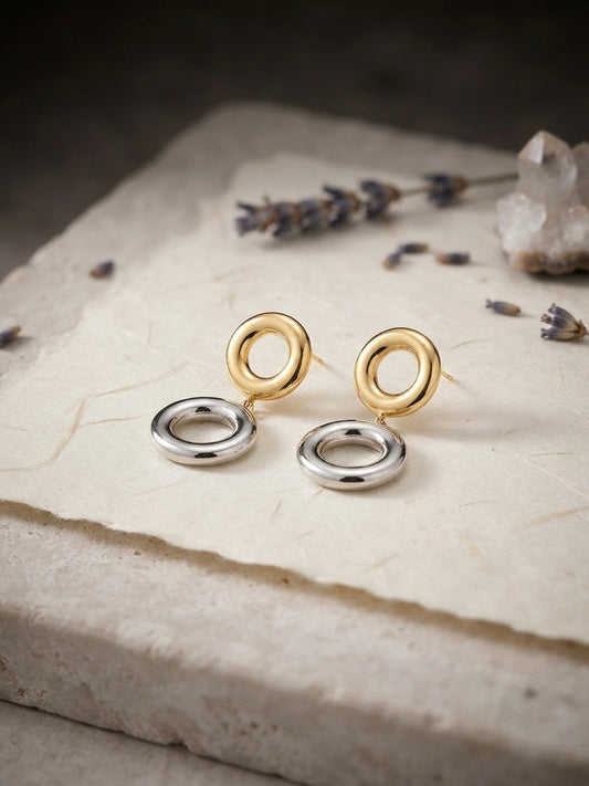 Chic two-tone anti-tarnish hoop earrings.