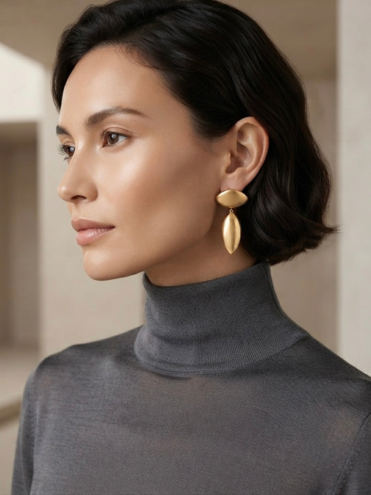 Minimalist teardrop dual-piece gold earrings.