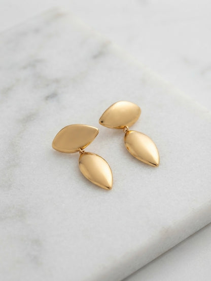 Minimalist teardrop dual-piece gold earrings.