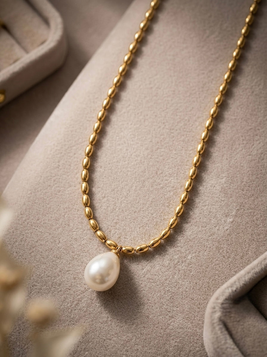 Luminous pearl teardrop pendant gold beaded necklace.