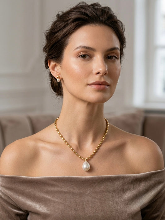 Luminous pearl teardrop pendant gold beaded necklace.