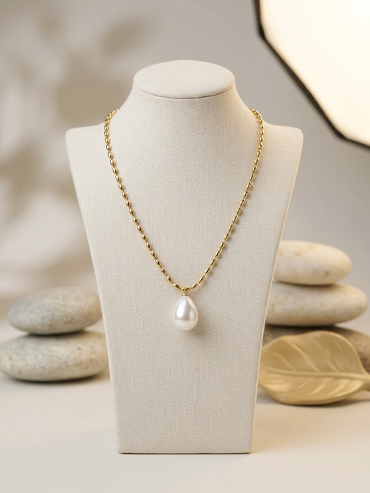 Luminous pearl teardrop pendant gold beaded necklace.