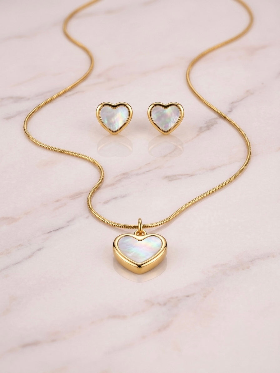 Chic iridescent gold heart pendant set.