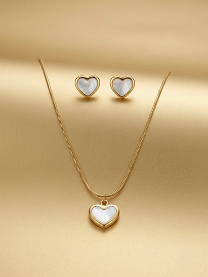 Chic iridescent gold heart pendant set.