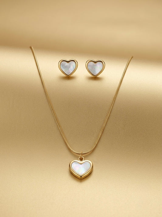 Chic iridescent gold heart pendant set.