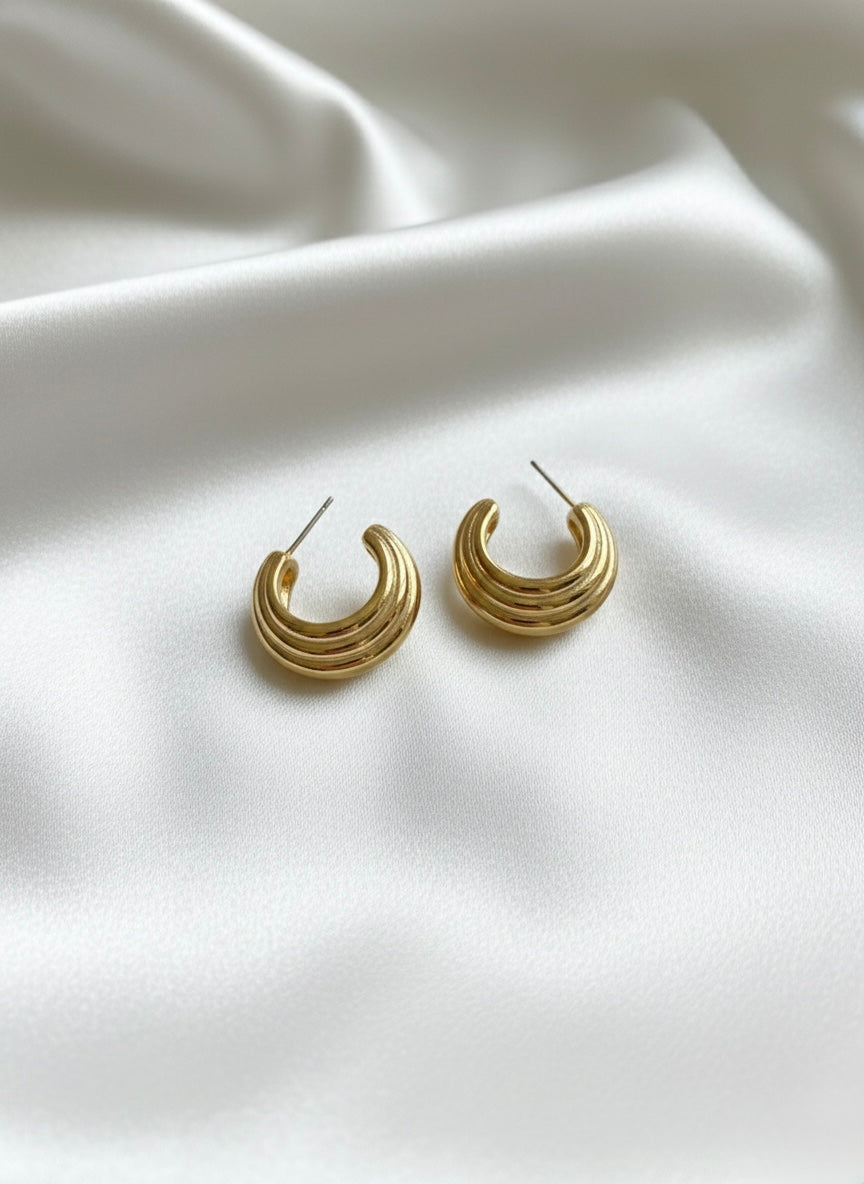 Chic gold ribbed hoop earrings