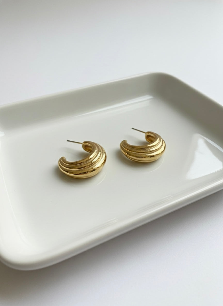 Chic gold ribbed hoop earrings