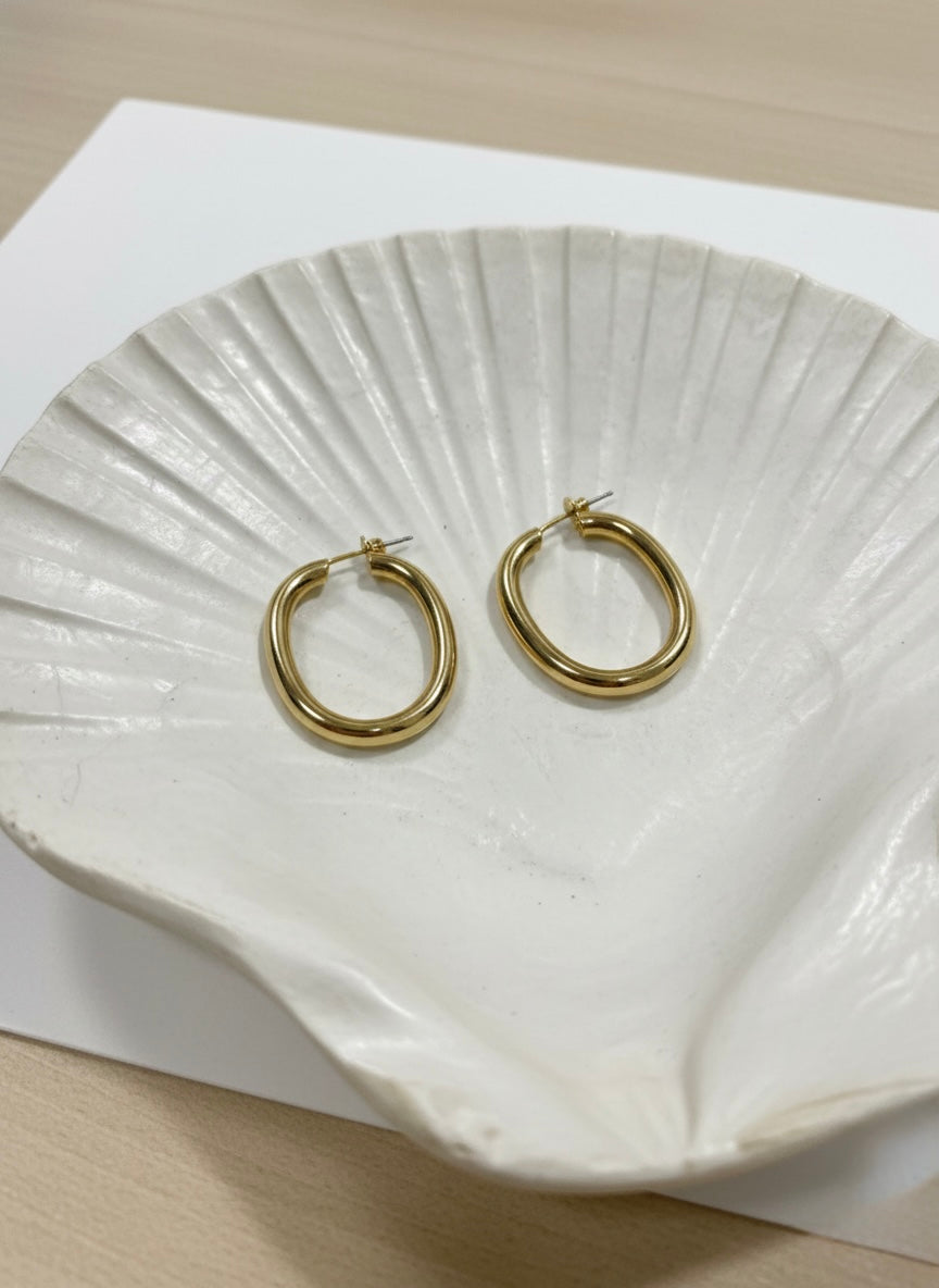 Elegant oval shaped chunky earrings