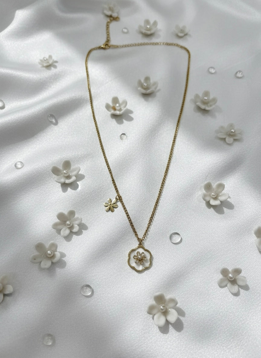 Minimal flower charm everyday necklace