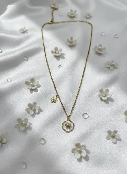 Minimal flower charm everyday necklace