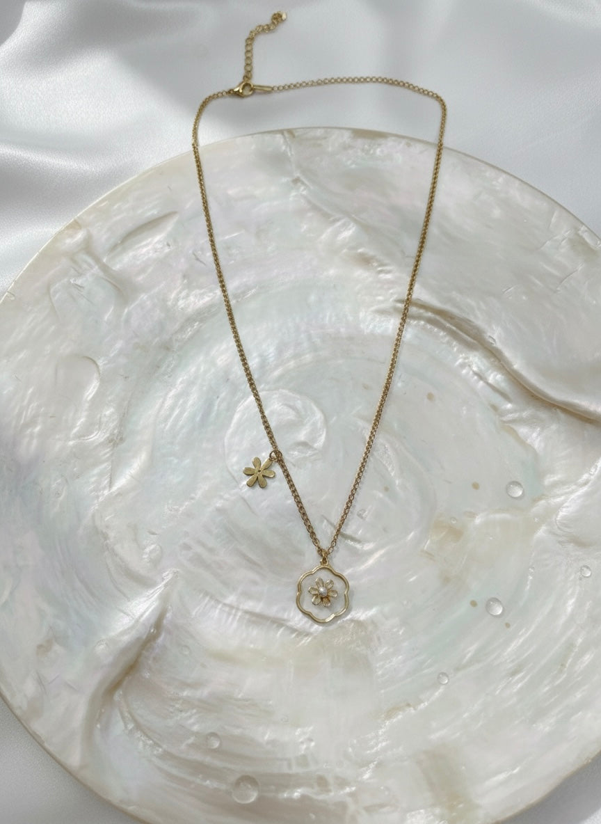 Minimal flower charm everyday necklace