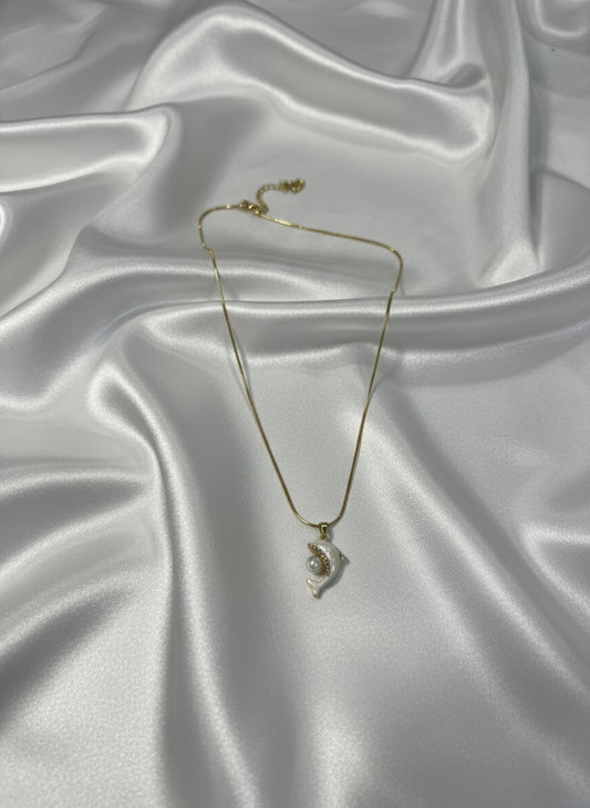 Minimal dolphin pearl pendant necklace