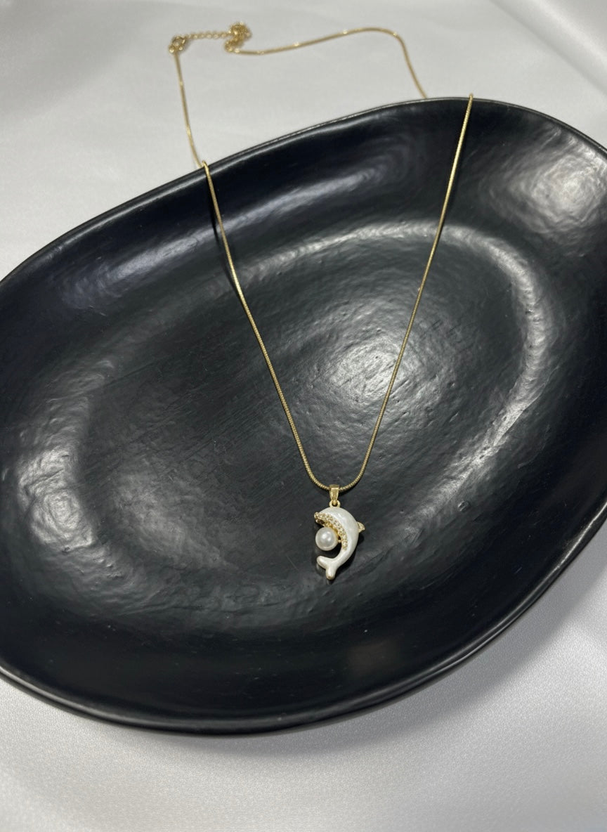 Minimal dolphin pearl pendant necklace