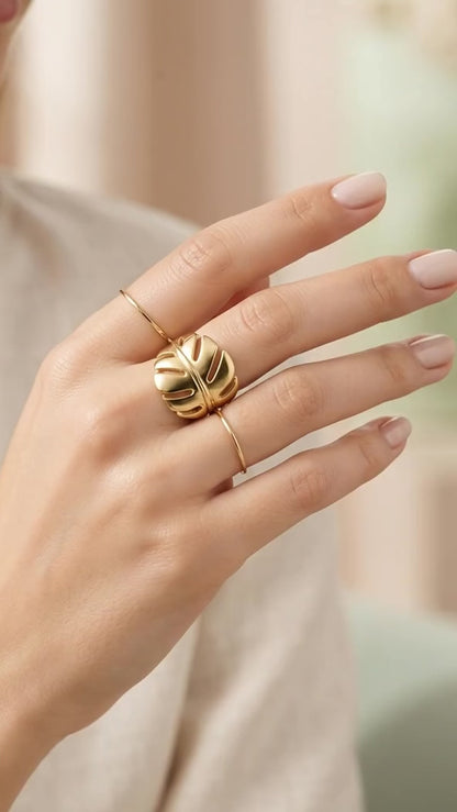 Elegant Gold Tropical Leaf Ring