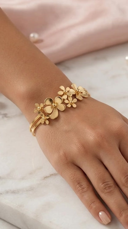 Blooming floral cluster gold bracelet.